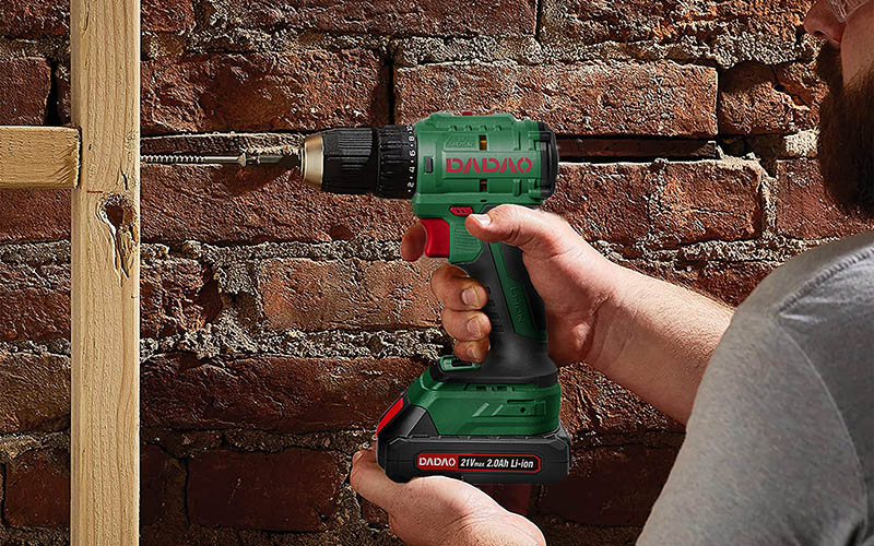 Ang mga katangian ng Cordless drill